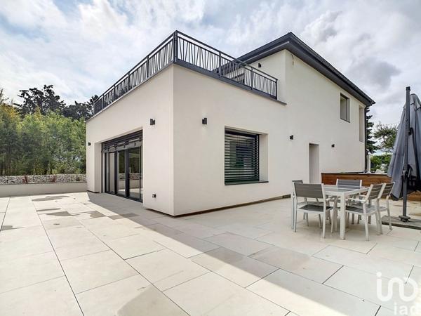 Maison 6 pièces de 140 m² à Genas (69740)