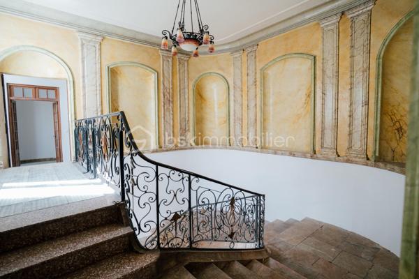 ILLE-SUR-TÊT (66) – Demeure de caractère rénovée 485 m² – 349 000 €

Au cœur du centre historique d’Ille-sur-Têt, dans les Pyrénées-Orientales (proche Perpignan), découvrez cette demeure de caractère entièrement rénovée d’environ 485 m² habitables.

Elle offre de très beaux volumes avec environ une vingtaine de pièces modulables selon projet : grande maison familiale, chambres d’hôtes, location saisonnière (Airbnb) ou activité mixte habitation / investissement locatif.

Le bien dispose d’un patio intérieur privatif d’environ 100 m², accessible par une belle porte en bois encadrée de pierre, créant un espace calme et intimiste au cœur de la propriété. L’accès principal de la maison se situe au fond de ce patio.

Un appartement sur plusieurs niveaux avec entrée indépendante sur rue complète l’ensemble et permet un potentiel locatif immédiat ou un usage autonome.

Charme de l’ancien préservé : carreaux de ciment, cheminées, hauteurs sous plafond.

Bien rare sur le secteur, offrant volume, cachet et potentiel.

📍 Ille-sur-Têt – Pyrénées-Orientales
Contactez-moi pour échanger sur votre projet au 06 44 07 22 82