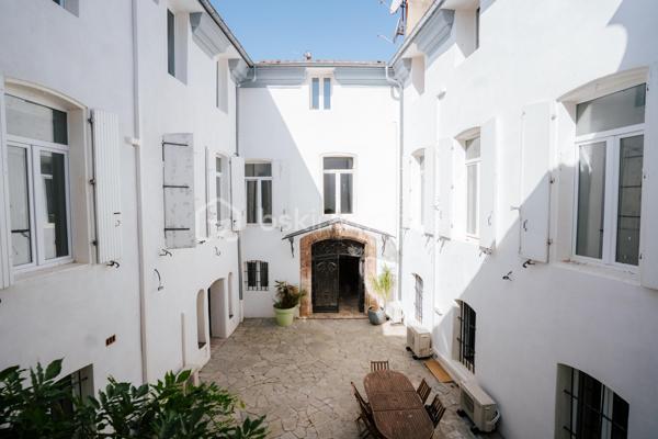 ILLE-SUR-TÊT (66) – Demeure de caractère rénovée 485 m² – 349 000 €

Au cœur du centre historique d’Ille-sur-Têt, dans les Pyrénées-Orientales (proche Perpignan), découvrez cette demeure de caractère entièrement rénovée d’environ 485 m² habitables.

Elle offre de très beaux volumes avec environ une vingtaine de pièces modulables selon projet : grande maison familiale, chambres d’hôtes, location saisonnière (Airbnb) ou activité mixte habitation / investissement locatif.

Le bien dispose d’un patio intérieur privatif d’environ 100 m², accessible par une belle porte en bois encadrée de pierre, créant un espace calme et intimiste au cœur de la propriété. L’accès principal de la maison se situe au fond de ce patio.

Un appartement sur plusieurs niveaux avec entrée indépendante sur rue complète l’ensemble et permet un potentiel locatif immédiat ou un usage autonome.

Charme de l’ancien préservé : carreaux de ciment, cheminées, hauteurs sous plafond.

Bien rare sur le secteur, offrant volume, cachet et potentiel.

📍 Ille-sur-Têt – Pyrénées-Orientales
Contactez-moi pour échanger sur votre projet au 06 44 07 22 82