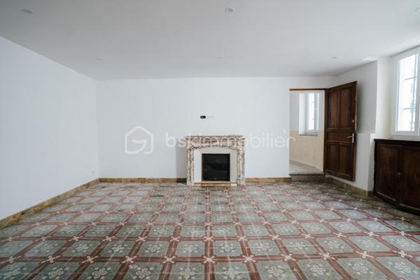 ILLE-SUR-TÊT (66) – Demeure de caractère rénovée 485 m² – 349 000 €

Au cœur du centre historique d’Ille-sur-Têt, dans les Pyrénées-Orientales (proche Perpignan), découvrez cette demeure de caractère entièrement rénovée d’environ 485 m² habitables.

Elle offre de très beaux volumes avec environ une vingtaine de pièces modulables selon projet : grande maison familiale, chambres d’hôtes, location saisonnière (Airbnb) ou activité mixte habitation / investissement locatif.

Le bien dispose d’un patio intérieur privatif d’environ 100 m², accessible par une belle porte en bois encadrée de pierre, créant un espace calme et intimiste au cœur de la propriété. L’accès principal de la maison se situe au fond de ce patio.

Un appartement sur plusieurs niveaux avec entrée indépendante sur rue complète l’ensemble et permet un potentiel locatif immédiat ou un usage autonome.

Charme de l’ancien préservé : carreaux de ciment, cheminées, hauteurs sous plafond.

Bien rare sur le secteur, offrant volume, cachet et potentiel.

📍 Ille-sur-Têt – Pyrénées-Orientales
Contactez-moi pour échanger sur votre projet au 06 44 07 22 82