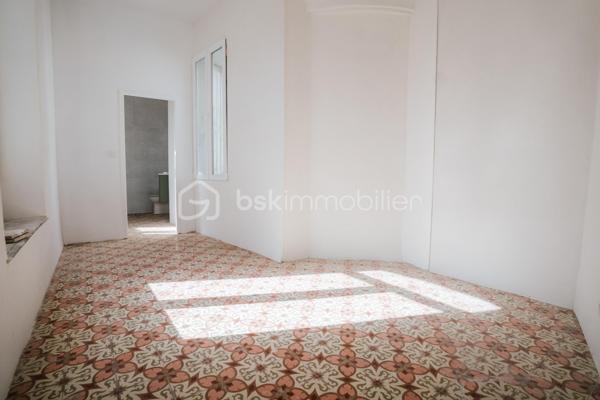 ILLE-SUR-TÊT (66) – Demeure de caractère rénovée 485 m² – 349 000 €

Au cœur du centre historique d’Ille-sur-Têt, dans les Pyrénées-Orientales (proche Perpignan), découvrez cette demeure de caractère entièrement rénovée d’environ 485 m² habitables.

Elle offre de très beaux volumes avec environ une vingtaine de pièces modulables selon projet : grande maison familiale, chambres d’hôtes, location saisonnière (Airbnb) ou activité mixte habitation / investissement locatif.

Le bien dispose d’un patio intérieur privatif d’environ 100 m², accessible par une belle porte en bois encadrée de pierre, créant un espace calme et intimiste au cœur de la propriété. L’accès principal de la maison se situe au fond de ce patio.

Un appartement sur plusieurs niveaux avec entrée indépendante sur rue complète l’ensemble et permet un potentiel locatif immédiat ou un usage autonome.

Charme de l’ancien préservé : carreaux de ciment, cheminées, hauteurs sous plafond.

Bien rare sur le secteur, offrant volume, cachet et potentiel.

📍 Ille-sur-Têt – Pyrénées-Orientales
Contactez-moi pour échanger sur votre projet au 06 44 07 22 82