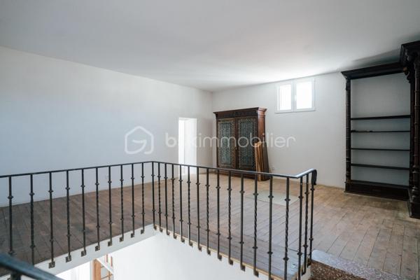 ILLE-SUR-TÊT (66) – Demeure de caractère rénovée 485 m² – 349 000 €

Au cœur du centre historique d’Ille-sur-Têt, dans les Pyrénées-Orientales (proche Perpignan), découvrez cette demeure de caractère entièrement rénovée d’environ 485 m² habitables.

Elle offre de très beaux volumes avec environ une vingtaine de pièces modulables selon projet : grande maison familiale, chambres d’hôtes, location saisonnière (Airbnb) ou activité mixte habitation / investissement locatif.

Le bien dispose d’un patio intérieur privatif d’environ 100 m², accessible par une belle porte en bois encadrée de pierre, créant un espace calme et intimiste au cœur de la propriété. L’accès principal de la maison se situe au fond de ce patio.

Un appartement sur plusieurs niveaux avec entrée indépendante sur rue complète l’ensemble et permet un potentiel locatif immédiat ou un usage autonome.

Charme de l’ancien préservé : carreaux de ciment, cheminées, hauteurs sous plafond.

Bien rare sur le secteur, offrant volume, cachet et potentiel.

📍 Ille-sur-Têt – Pyrénées-Orientales
Contactez-moi pour échanger sur votre projet au 06 44 07 22 82