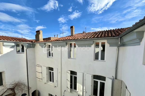 ILLE-SUR-TÊT (66) – Demeure de caractère rénovée 485 m² – 349 000 €

Au cœur du centre historique d’Ille-sur-Têt, dans les Pyrénées-Orientales (proche Perpignan), découvrez cette demeure de caractère entièrement rénovée d’environ 485 m² habitables.

Elle offre de très beaux volumes avec environ une vingtaine de pièces modulables selon projet : grande maison familiale, chambres d’hôtes, location saisonnière (Airbnb) ou activité mixte habitation / investissement locatif.

Le bien dispose d’un patio intérieur privatif d’environ 100 m², accessible par une belle porte en bois encadrée de pierre, créant un espace calme et intimiste au cœur de la propriété. L’accès principal de la maison se situe au fond de ce patio.

Un appartement sur plusieurs niveaux avec entrée indépendante sur rue complète l’ensemble et permet un potentiel locatif immédiat ou un usage autonome.

Charme de l’ancien préservé : carreaux de ciment, cheminées, hauteurs sous plafond.

Bien rare sur le secteur, offrant volume, cachet et potentiel.

📍 Ille-sur-Têt – Pyrénées-Orientales
Contactez-moi pour échanger sur votre projet au 06 44 07 22 82