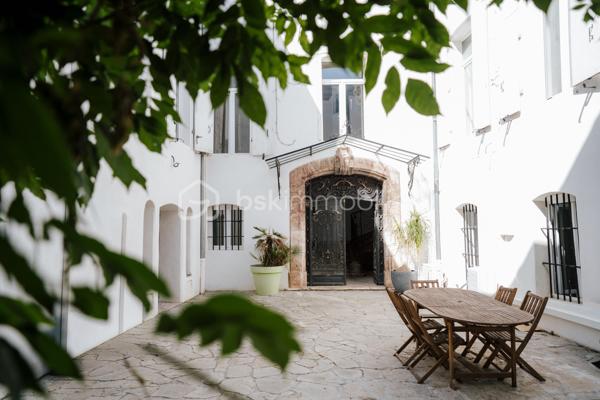ILLE-SUR-TÊT (66) – Demeure de caractère rénovée 485 m² – 349 000 €

Au cœur du centre historique d’Ille-sur-Têt, dans les Pyrénées-Orientales (proche Perpignan), découvrez cette demeure de caractère entièrement rénovée d’environ 485 m² habitables.

Elle offre de très beaux volumes avec environ une vingtaine de pièces modulables selon projet : grande maison familiale, chambres d’hôtes, location saisonnière (Airbnb) ou activité mixte habitation / investissement locatif.

Le bien dispose d’un patio intérieur privatif d’environ 100 m², accessible par une belle porte en bois encadrée de pierre, créant un espace calme et intimiste au cœur de la propriété. L’accès principal de la maison se situe au fond de ce patio.

Un appartement sur plusieurs niveaux avec entrée indépendante sur rue complète l’ensemble et permet un potentiel locatif immédiat ou un usage autonome.

Charme de l’ancien préservé : carreaux de ciment, cheminées, hauteurs sous plafond.

Bien rare sur le secteur, offrant volume, cachet et potentiel.

📍 Ille-sur-Têt – Pyrénées-Orientales
Contactez-moi pour échanger sur votre projet au 06 44 07 22 82