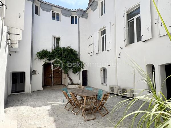 ILLE-SUR-TÊT (66) – Demeure de caractère rénovée 485 m² – 349 000 €

Au cœur du centre historique d’Ille-sur-Têt, dans les Pyrénées-Orientales (proche Perpignan), découvrez cette demeure de caractère entièrement rénovée d’environ 485 m² habitables.

Elle offre de très beaux volumes avec environ une vingtaine de pièces modulables selon projet : grande maison familiale, chambres d’hôtes, location saisonnière (Airbnb) ou activité mixte habitation / investissement locatif.

Le bien dispose d’un patio intérieur privatif d’environ 100 m², accessible par une belle porte en bois encadrée de pierre, créant un espace calme et intimiste au cœur de la propriété. L’accès principal de la maison se situe au fond de ce patio.

Un appartement sur plusieurs niveaux avec entrée indépendante sur rue complète l’ensemble et permet un potentiel locatif immédiat ou un usage autonome.

Charme de l’ancien préservé : carreaux de ciment, cheminées, hauteurs sous plafond.

Bien rare sur le secteur, offrant volume, cachet et potentiel.

📍 Ille-sur-Têt – Pyrénées-Orientales
Contactez-moi pour échanger sur votre projet au 06 44 07 22 82