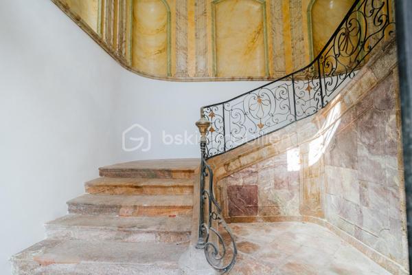 ILLE-SUR-TÊT (66) – Demeure de caractère rénovée 485 m² – 349 000 €

Au cœur du centre historique d’Ille-sur-Têt, dans les Pyrénées-Orientales (proche Perpignan), découvrez cette demeure de caractère entièrement rénovée d’environ 485 m² habitables.

Elle offre de très beaux volumes avec environ une vingtaine de pièces modulables selon projet : grande maison familiale, chambres d’hôtes, location saisonnière (Airbnb) ou activité mixte habitation / investissement locatif.

Le bien dispose d’un patio intérieur privatif d’environ 100 m², accessible par une belle porte en bois encadrée de pierre, créant un espace calme et intimiste au cœur de la propriété. L’accès principal de la maison se situe au fond de ce patio.

Un appartement sur plusieurs niveaux avec entrée indépendante sur rue complète l’ensemble et permet un potentiel locatif immédiat ou un usage autonome.

Charme de l’ancien préservé : carreaux de ciment, cheminées, hauteurs sous plafond.

Bien rare sur le secteur, offrant volume, cachet et potentiel.

📍 Ille-sur-Têt – Pyrénées-Orientales
Contactez-moi pour échanger sur votre projet au 06 44 07 22 82