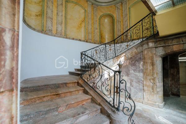ILLE-SUR-TÊT (66) – Demeure de caractère rénovée 485 m² – 349 000 €

Au cœur du centre historique d’Ille-sur-Têt, dans les Pyrénées-Orientales (proche Perpignan), découvrez cette demeure de caractère entièrement rénovée d’environ 485 m² habitables.

Elle offre de très beaux volumes avec environ une vingtaine de pièces modulables selon projet : grande maison familiale, chambres d’hôtes, location saisonnière (Airbnb) ou activité mixte habitation / investissement locatif.

Le bien dispose d’un patio intérieur privatif d’environ 100 m², accessible par une belle porte en bois encadrée de pierre, créant un espace calme et intimiste au cœur de la propriété. L’accès principal de la maison se situe au fond de ce patio.

Un appartement sur plusieurs niveaux avec entrée indépendante sur rue complète l’ensemble et permet un potentiel locatif immédiat ou un usage autonome.

Charme de l’ancien préservé : carreaux de ciment, cheminées, hauteurs sous plafond.

Bien rare sur le secteur, offrant volume, cachet et potentiel.

📍 Ille-sur-Têt – Pyrénées-Orientales
Contactez-moi pour échanger sur votre projet au 06 44 07 22 82