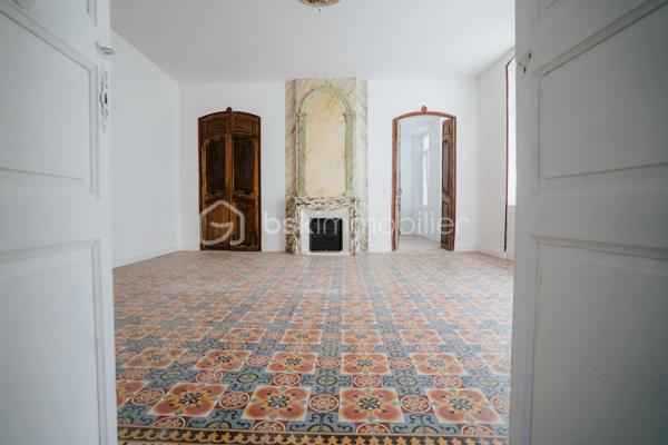 ILLE-SUR-TÊT (66) – Demeure de caractère rénovée 485 m² – 349 000 €

Au cœur du centre historique d’Ille-sur-Têt, dans les Pyrénées-Orientales (proche Perpignan), découvrez cette demeure de caractère entièrement rénovée d’environ 485 m² habitables.

Elle offre de très beaux volumes avec environ une vingtaine de pièces modulables selon projet : grande maison familiale, chambres d’hôtes, location saisonnière (Airbnb) ou activité mixte habitation / investissement locatif.

Le bien dispose d’un patio intérieur privatif d’environ 100 m², accessible par une belle porte en bois encadrée de pierre, créant un espace calme et intimiste au cœur de la propriété. L’accès principal de la maison se situe au fond de ce patio.

Un appartement sur plusieurs niveaux avec entrée indépendante sur rue complète l’ensemble et permet un potentiel locatif immédiat ou un usage autonome.

Charme de l’ancien préservé : carreaux de ciment, cheminées, hauteurs sous plafond.

Bien rare sur le secteur, offrant volume, cachet et potentiel.

📍 Ille-sur-Têt – Pyrénées-Orientales
Contactez-moi pour échanger sur votre projet au 06 44 07 22 82