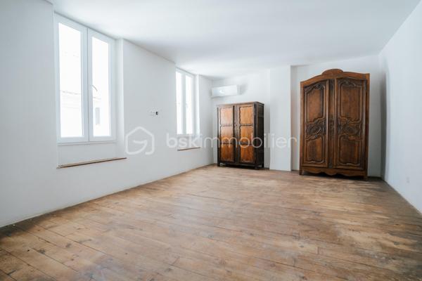 ILLE-SUR-TÊT (66) – Demeure de caractère rénovée 485 m² – 349 000 €

Au cœur du centre historique d’Ille-sur-Têt, dans les Pyrénées-Orientales (proche Perpignan), découvrez cette demeure de caractère entièrement rénovée d’environ 485 m² habitables.

Elle offre de très beaux volumes avec environ une vingtaine de pièces modulables selon projet : grande maison familiale, chambres d’hôtes, location saisonnière (Airbnb) ou activité mixte habitation / investissement locatif.

Le bien dispose d’un patio intérieur privatif d’environ 100 m², accessible par une belle porte en bois encadrée de pierre, créant un espace calme et intimiste au cœur de la propriété. L’accès principal de la maison se situe au fond de ce patio.

Un appartement sur plusieurs niveaux avec entrée indépendante sur rue complète l’ensemble et permet un potentiel locatif immédiat ou un usage autonome.

Charme de l’ancien préservé : carreaux de ciment, cheminées, hauteurs sous plafond.

Bien rare sur le secteur, offrant volume, cachet et potentiel.

📍 Ille-sur-Têt – Pyrénées-Orientales
Contactez-moi pour échanger sur votre projet au 06 44 07 22 82