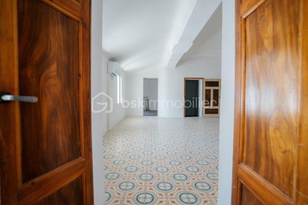 ILLE-SUR-TÊT (66) – Demeure de caractère rénovée 485 m² – 349 000 €

Au cœur du centre historique d’Ille-sur-Têt, dans les Pyrénées-Orientales (proche Perpignan), découvrez cette demeure de caractère entièrement rénovée d’environ 485 m² habitables.

Elle offre de très beaux volumes avec environ une vingtaine de pièces modulables selon projet : grande maison familiale, chambres d’hôtes, location saisonnière (Airbnb) ou activité mixte habitation / investissement locatif.

Le bien dispose d’un patio intérieur privatif d’environ 100 m², accessible par une belle porte en bois encadrée de pierre, créant un espace calme et intimiste au cœur de la propriété. L’accès principal de la maison se situe au fond de ce patio.

Un appartement sur plusieurs niveaux avec entrée indépendante sur rue complète l’ensemble et permet un potentiel locatif immédiat ou un usage autonome.

Charme de l’ancien préservé : carreaux de ciment, cheminées, hauteurs sous plafond.

Bien rare sur le secteur, offrant volume, cachet et potentiel.

📍 Ille-sur-Têt – Pyrénées-Orientales
Contactez-moi pour échanger sur votre projet au 06 44 07 22 82