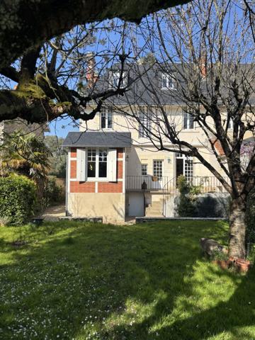 Maison bourgeoise la Genette avec grand jardin et garage