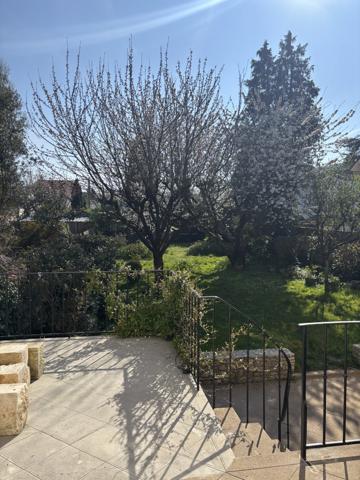 Maison bourgeoise la Genette avec grand jardin et garage