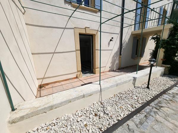 EXCLUSIVITE A LOUER A CHATEAUNEUF DE GADAGNE ENTRE AVIGNON ET L'ISLE SUR LA SORGUE - LOCAL D'ACTIVITE OU BUREAU PROFESSIONNEL (2 ESPACES) - 49.2 m² de surface AVEC TERRASSE DE 22 M² - PARKING