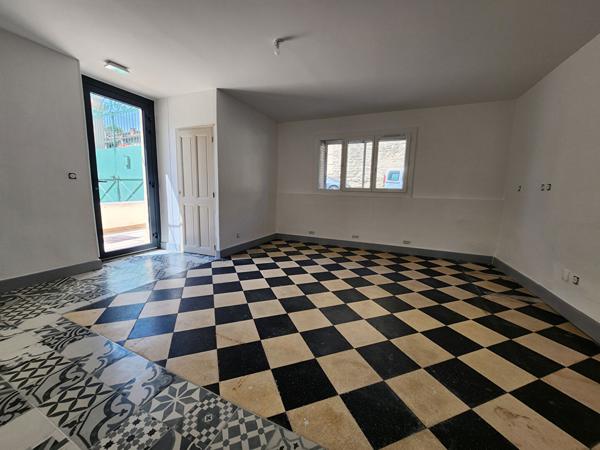 EXCLUSIVITE A LOUER A CHATEAUNEUF DE GADAGNE ENTRE AVIGNON ET L'ISLE SUR LA SORGUE - LOCAL D'ACTIVITE OU BUREAU PROFESSIONNEL (2 ESPACES) - 49.2 m² de surface AVEC TERRASSE DE 22 M² - PARKING