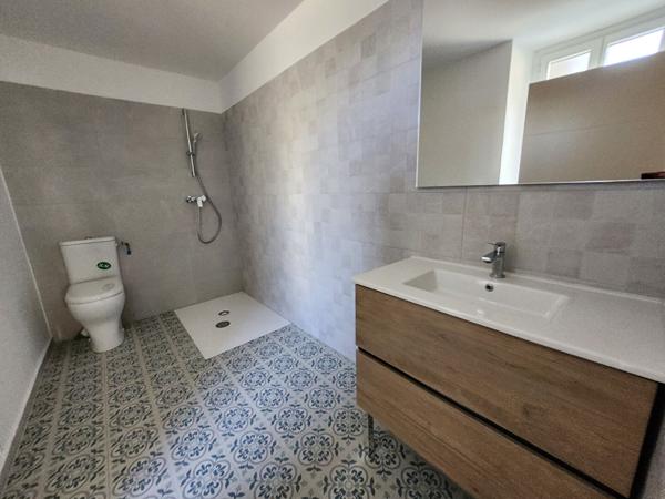 EXCLUSIVITE A LOUER A CHATEAUNEUF DE GADAGNE ENTRE AVIGNON ET L'ISLE SUR LA SORGUE - LOCAL D'ACTIVITE OU BUREAU PROFESSIONNEL (2 ESPACES) - 49.2 m² de surface AVEC TERRASSE DE 22 M² - PARKING