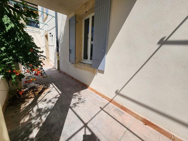 EXCLUSIVITE A LOUER A CHATEAUNEUF DE GADAGNE ENTRE AVIGNON ET L'ISLE SUR LA SORGUE - LOCAL D'ACTIVITE OU BUREAU PROFESSIONNEL (2 ESPACES) - 49.2 m² de surface AVEC TERRASSE DE 22 M² - PARKING