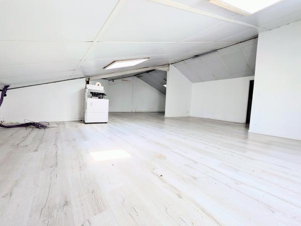 Local Commercial
        
        - 170 m² Exclusivité 390 000 € *