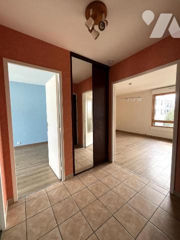 REIMS rue Gambetta - Appartement Type 2 avec garage et cave. 