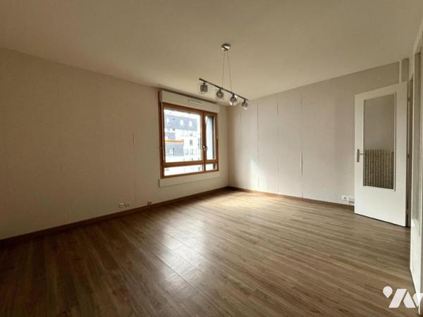 REIMS rue Gambetta - Appartement Type 2 avec garage et cave. 