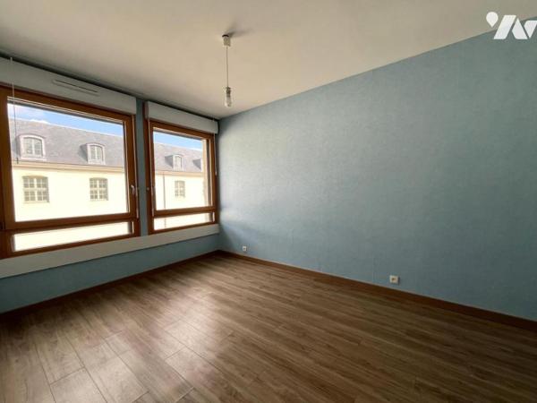 REIMS rue Gambetta - Appartement Type 2 avec garage et cave. 