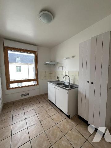 REIMS rue Gambetta - Appartement Type 2 avec garage et cave. 