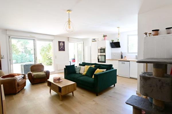 Appartement trois pièces avec son jardin et sa place privative