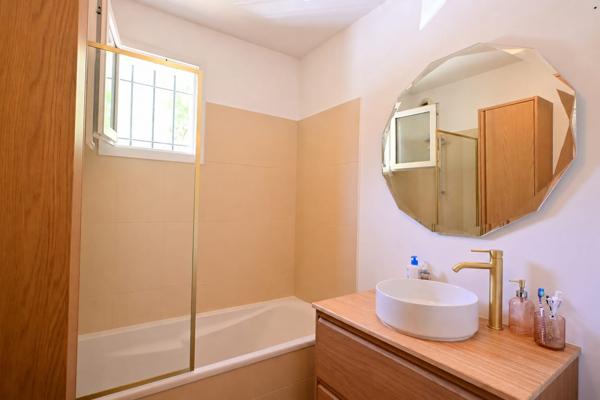 Appartement trois pièces avec son jardin et sa place privative