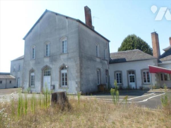 Ensemble immobilier clos de mur comprenant:
- Une ancienne école renfermant au rez de chaussée...