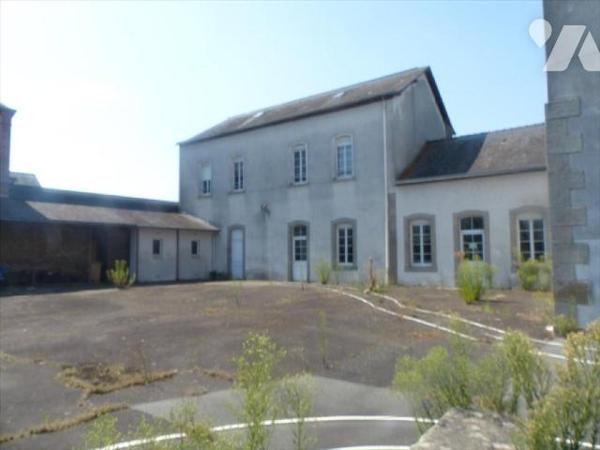 Ensemble immobilier clos de mur comprenant:
- Une ancienne école renfermant au rez de chaussée...