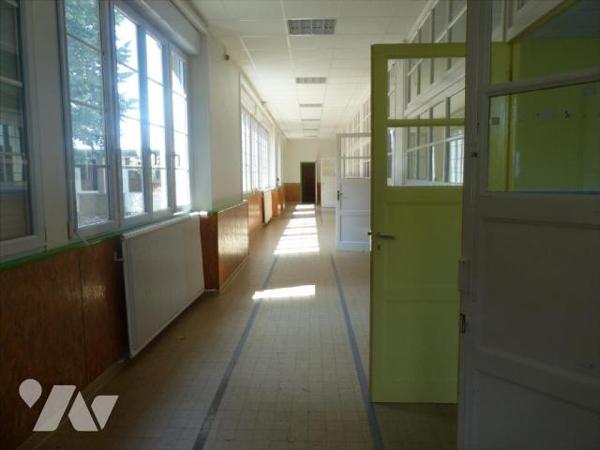 Ensemble immobilier clos de mur comprenant:
- Une ancienne école renfermant au rez de chaussée...