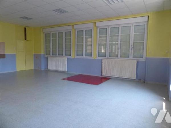 Ensemble immobilier clos de mur comprenant:
- Une ancienne école renfermant au rez de chaussée...