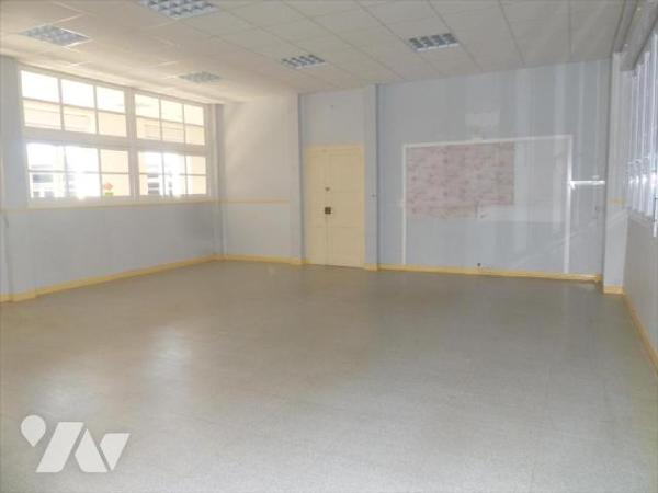 Ensemble immobilier clos de mur comprenant:
- Une ancienne école renfermant au rez de chaussée...