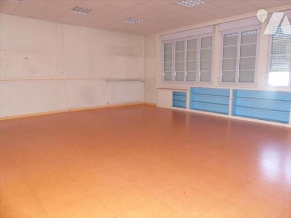 Ensemble immobilier clos de mur comprenant:
- Une ancienne école renfermant au rez de chaussée...