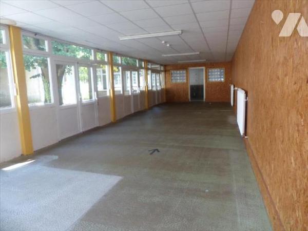 Ensemble immobilier clos de mur comprenant:
- Une ancienne école renfermant au rez de chaussée...