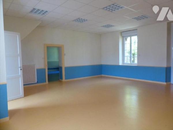 Ensemble immobilier clos de mur comprenant:
- Une ancienne école renfermant au rez de chaussée...