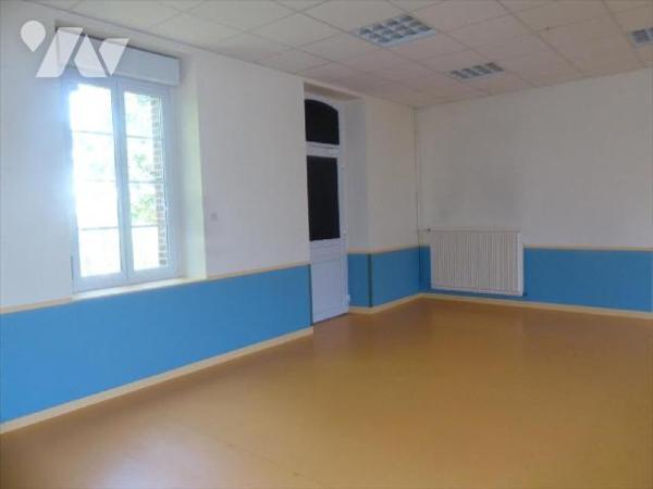 Ensemble immobilier clos de mur comprenant:
- Une ancienne école renfermant au rez de chaussée...