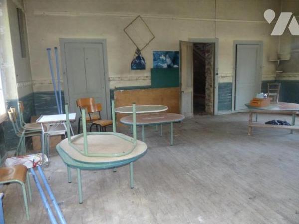 Ensemble immobilier clos de mur comprenant:
- Une ancienne école renfermant au rez de chaussée...