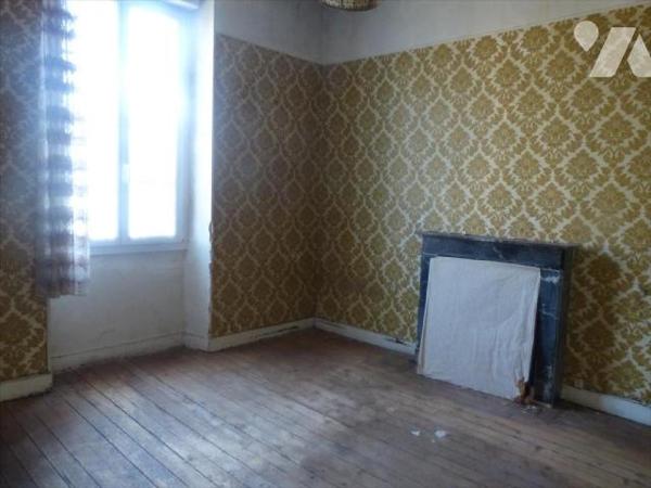 Ensemble immobilier clos de mur comprenant:
- Une ancienne école renfermant au rez de chaussée...