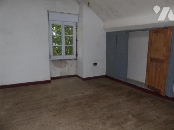 Ensemble immobilier clos de mur comprenant:
- Une ancienne école renfermant au rez de chaussée...