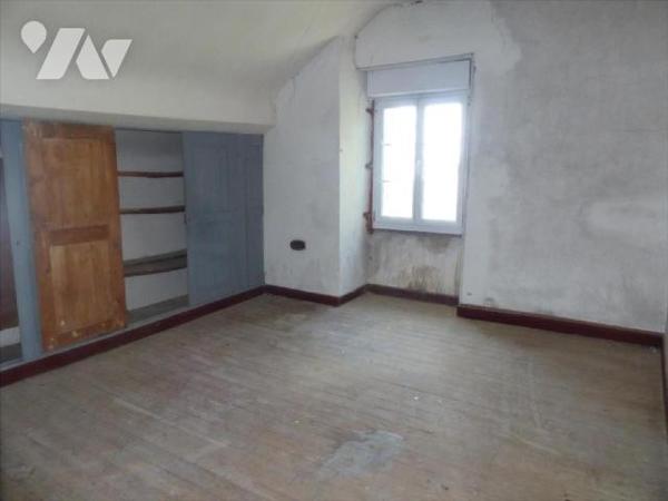 Ensemble immobilier clos de mur comprenant:
- Une ancienne école renfermant au rez de chaussée...