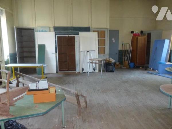 Ensemble immobilier clos de mur comprenant:
- Une ancienne école renfermant au rez de chaussée...