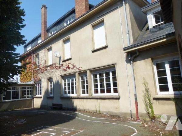 Ensemble immobilier clos de mur comprenant:
- Une ancienne école renfermant au rez de chaussée...