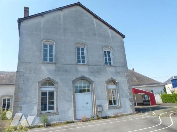 Ensemble immobilier clos de mur comprenant:
- Une ancienne école renfermant au rez de chaussée...