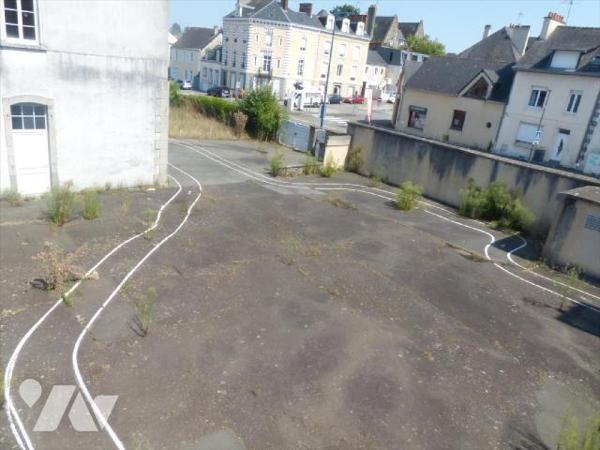 Ensemble immobilier clos de mur comprenant:
- Une ancienne école renfermant au rez de chaussée...