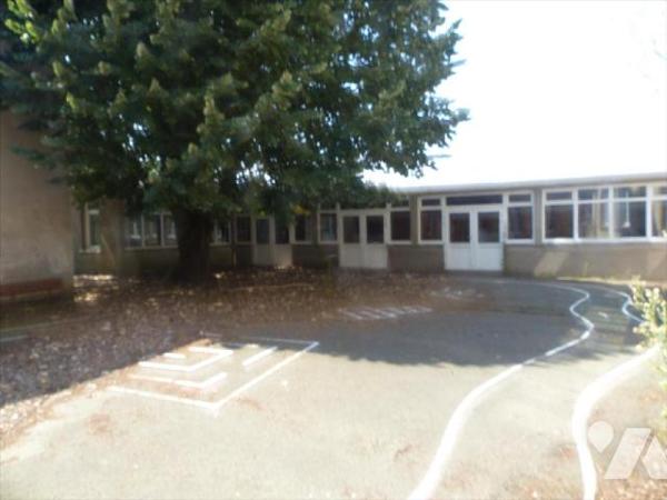 Ensemble immobilier clos de mur comprenant:
- Une ancienne école renfermant au rez de chaussée...