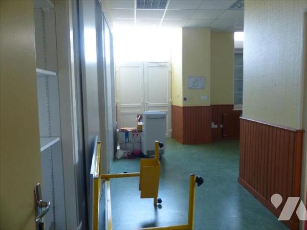 Ensemble immobilier clos de mur comprenant:
- Une ancienne école renfermant au rez de chaussée...