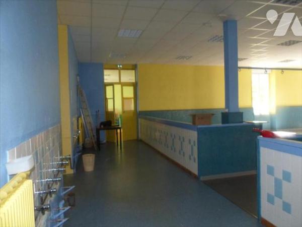 Ensemble immobilier clos de mur comprenant:
- Une ancienne école renfermant au rez de chaussée...