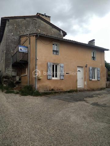 Maison de village – 2 chambres – Balcon – Parking privé – Sud Charente
Venez découvrir cette agréable maison de village d’environ 62 m² habitables, située dans le Sud Charente à Yviers 16210, à moins de 6 km de Chalais avec sa gare, de ses commerces, de son collège et de ses services médicaux.
Cette commune, qui compte environ 541 habitants, dispose notamment d’une école, idéale pour les familles.

Cette maison construite vers 1900 se compose de :

Au rez-de-chaussée :
Dès l'entrée, vous découvrirez une pièce de vie chaleureuse avec une cuisine ouverte et aménagée, donnant sur un espace salon / salle à manger.

À l’étage :
- Deux chambres
- Une salle de bains avec cabine de douche et un WC

La maison bénéficie également d’un balcon ainsi que d’une place de parking privative.

La maison est équipée de :
- Fenêtres en PVC double vitrage
- Pompe à chaleur air/air au rez-de-chaussée
- Radiateurs électriques à l’étage
- Production d’eau chaude par cumulus
- Assainissement individuel avec fosse étanche conforme aux normes actuelles

Que vous souhaitiez en faire votre résidence principale, une maison secondaire pour profiter de la douceur de la Charente, ou réaliser un investissement locatif, cette maison offre une belle opportunité.
Une visite vous permettra de découvrir tout le potentiel de cette charmante maison. N’hésitez pas à me contacter pour plus d’informations ou pour convenir d’un rendez-vous.