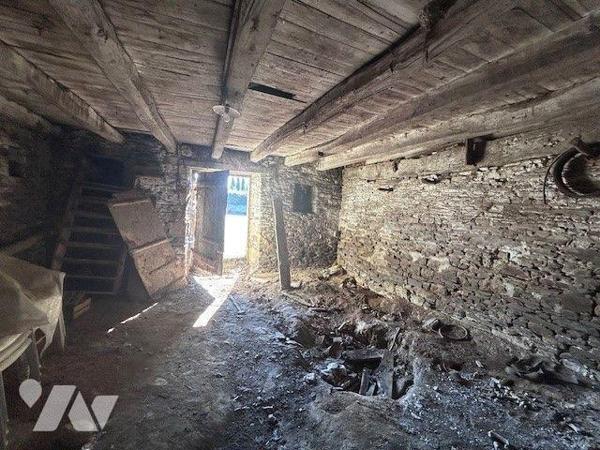 A 5 minutes d'EVRAN sur la commune des CHAMPS-GERAUX dans un hameau, bâtiment à rénover ayant u...