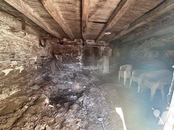 A 5 minutes d'EVRAN sur la commune des CHAMPS-GERAUX dans un hameau, bâtiment à rénover ayant u...